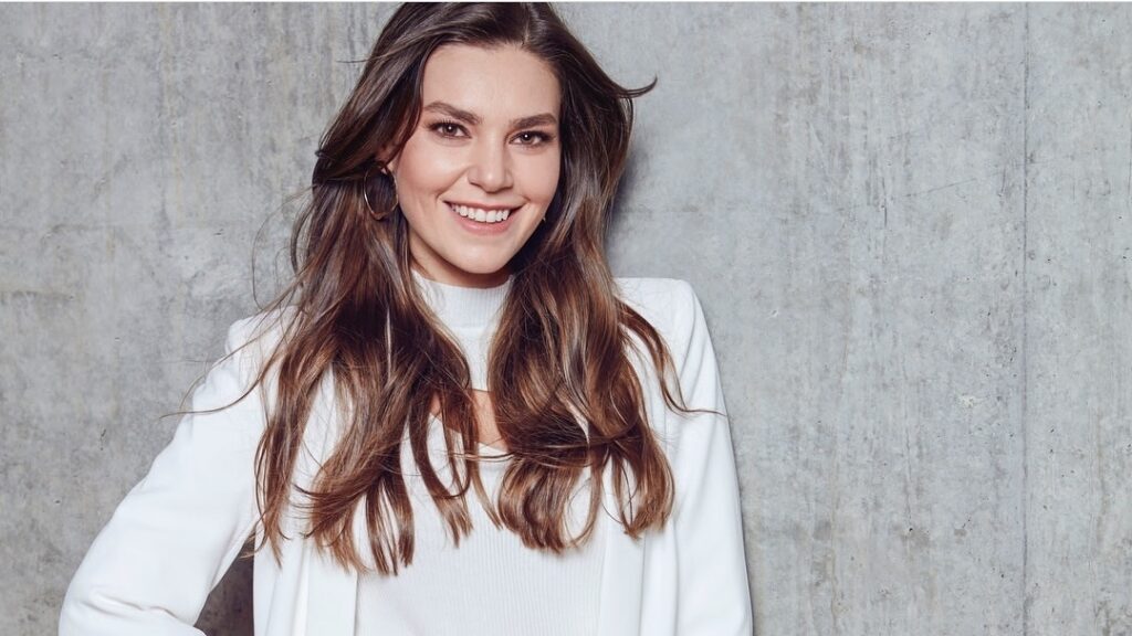 Asli Enver Biography, husband, series