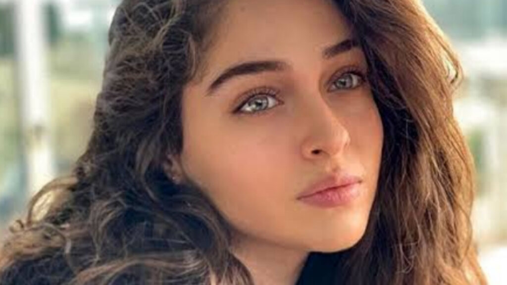 Cemre Baysel Height, Age, Boyfriend, Series, Biography & more
