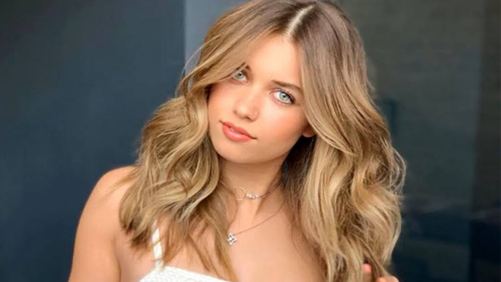 Afra Saraçoğlu photos